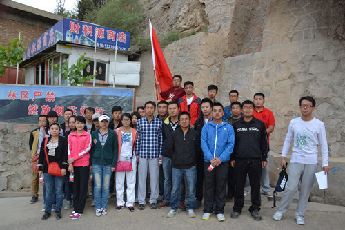 建設(shè)公司舉辦“五&#8226;四”青年登山活動(dòng)公司領(lǐng)導(dǎo)與全體團(tuán)員合影